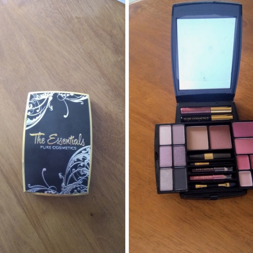 NWOT Pure Cosmetics/The Essentials Makeup Case